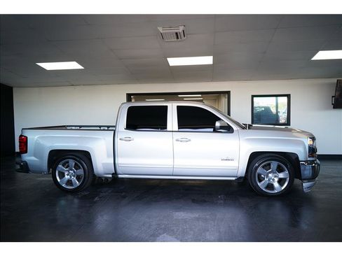 Used 2018 Chevrolet Silverado 1500 LT w/ Texas Edition RWD image 8