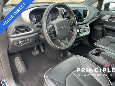 Used 2018 Chrysler Pacifica Limited image 27
