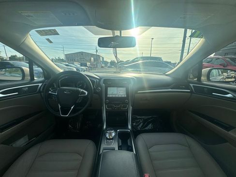 Used 2017 Ford Fusion SE w/ Fusion SE Technology Package FWD image 16