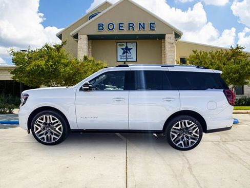 Used 2025 Ford Expedition Platinum w/ Platinum Ultimate Package AWD/4WD image 2