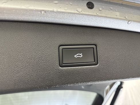 Used 2022 Volkswagen Tiguan SE R-Line FWD image 25
