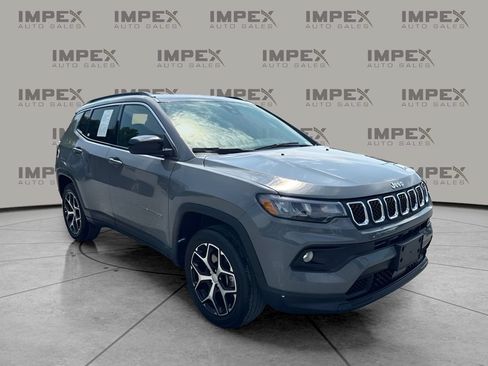 Used 2024 Jeep Compass Latitude AWD/4WD image 7