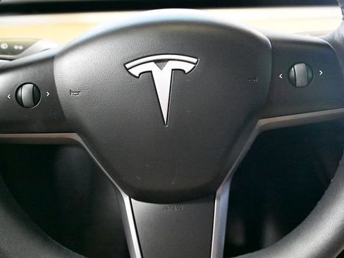 Used 2022 Tesla Model Y Long Range AWD/4WD image 34