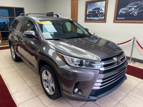 Used 2019 Toyota Highlander Limited FWD image 4