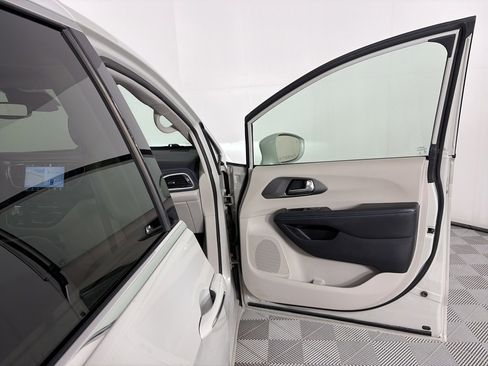 Used 2021 Chrysler Pacifica Touring-L image 28