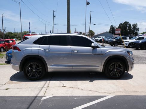 Used 2020 Volkswagen Atlas Cross Sport SE w/ Panoramic Sunroof Package FWD image 4