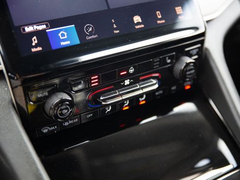 Used 2023 Jeep Grand Cherokee Limited image 16