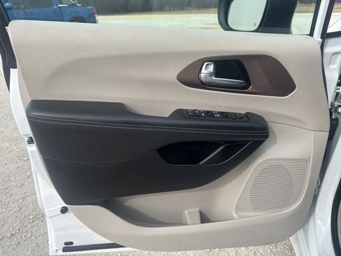 Used 2024 Chrysler Voyager LX FWD image 22
