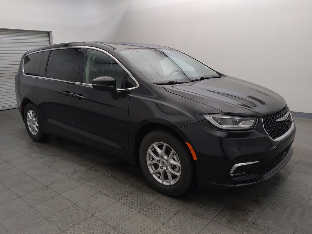 Used 2023 Chrysler Pacifica Touring-L FWD image 11