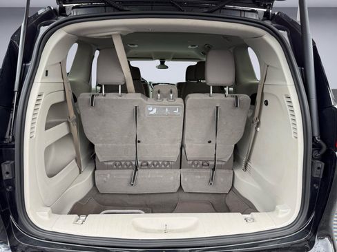 Used 2018 Chrysler Pacifica Touring FWD image 7
