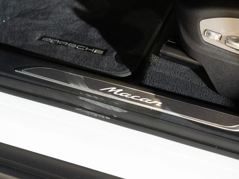 Certified 2026 Porsche Macan AWD/4WD image 12