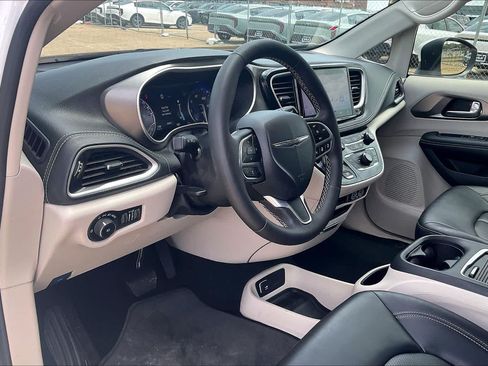 Used 2023 Chrysler Pacifica Touring-L AWD/4WD image 2