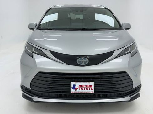 Used 2021 Toyota Sienna LE FWD image 3