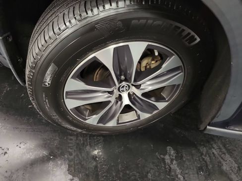 Used 2023 Toyota Highlander XLE AWD/4WD image 11