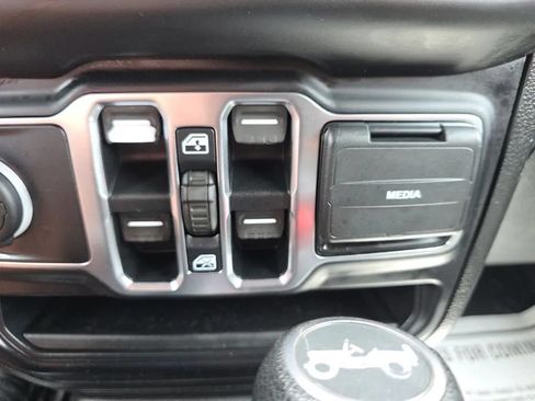 Used 2019 Jeep Wrangler Unlimited Sahara w/ Uconnect 4C Nav & Sound Group AWD/4WD image 26