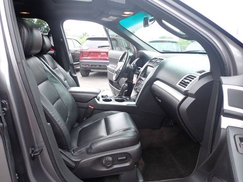 Used 2014 Ford Explorer XLT w/ Equipment Group 202A AWD/4WD image 13