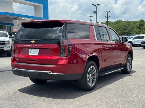 Used 2025 Chevrolet Suburban LS RWD image 3