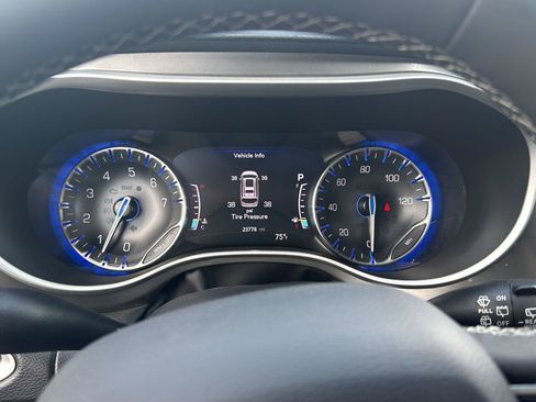 Used 2025 Chrysler Pacifica Select FWD image 27