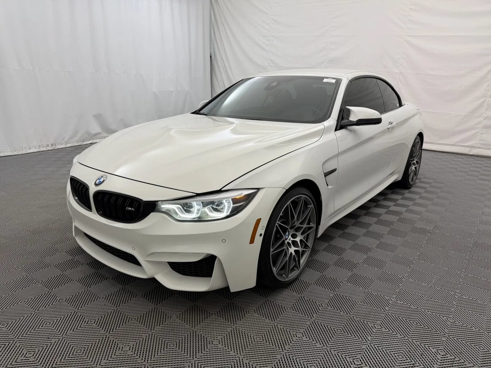 Used 2018 BMW M4 Convertible RWD image 11
