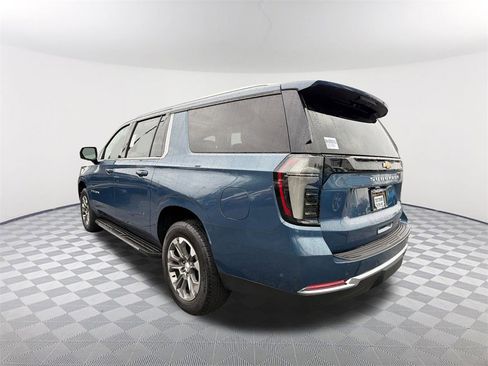 Used 2025 Chevrolet Suburban LT w/ Comfort Package image 7