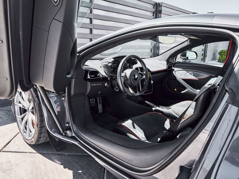 Used 2024 McLaren Artura RWD image 32