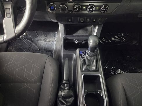 Used 2018 Toyota Tacoma TRD Off-Road AWD/4WD image 12