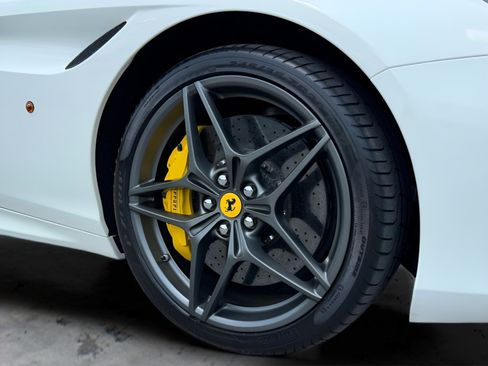 Used 2015 Ferrari California T RWD image 21