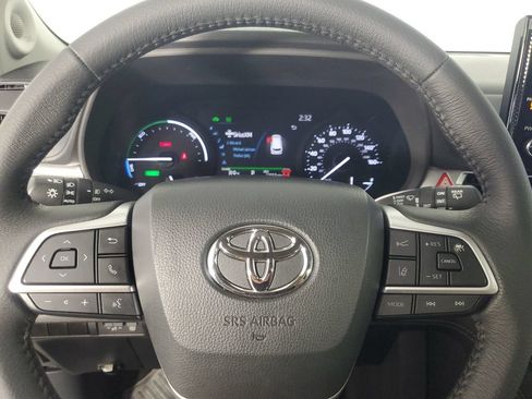 Used 2025 Toyota Sienna XLE w/ XLE Plus Package FWD image 23