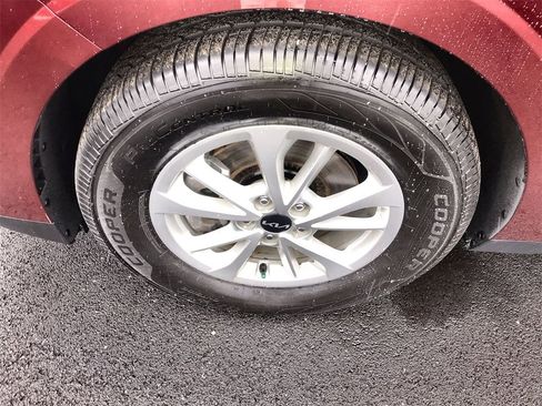 Used 2024 Kia Carnival LX image 10