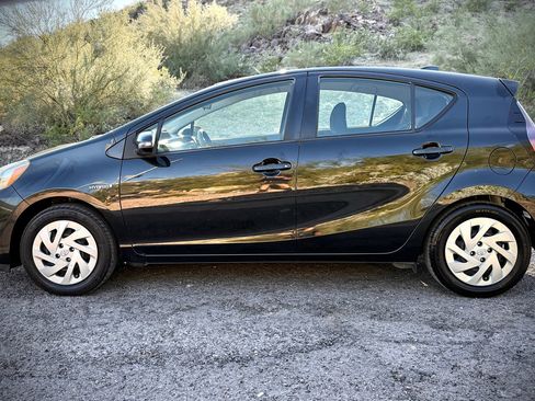 Used 2016 Toyota Prius C Two image 4