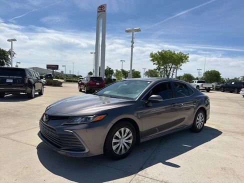 Used 2022 Toyota Camry LE image 1