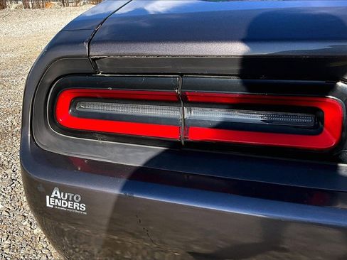 Used 2015 Dodge Challenger SXT image 23