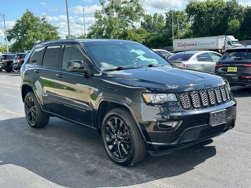 Used 2022 Jeep Grand Cherokee Laredo X AWD/4WD image 3