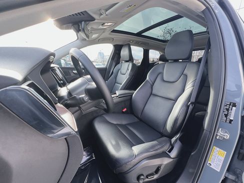 Certified 2022 Volvo XC60 B5 Momentum w/ Climate Package image 13