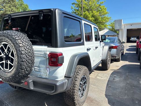 Used 2025 Jeep Wrangler Unlimited Rubicon AWD/4WD image 12