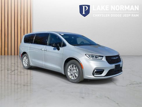 New 2026 Chrysler Pacifica Select FWD image 2