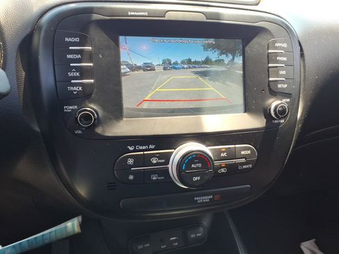 Used 2018 Kia Soul + FWD image 24