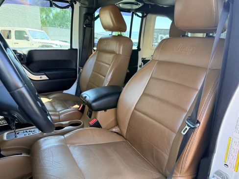 Used 2012 Jeep Wrangler Unlimited Sahara w/ Connectivity Group AWD/4WD image 17