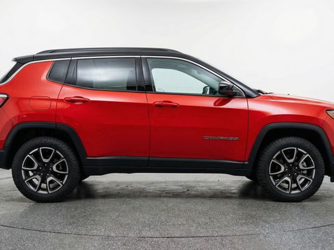 Used 2025 Jeep Compass Trailhawk AWD/4WD image 11