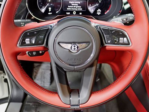 Used 2022 Bentley Bentayga image 17