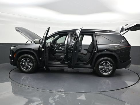 Used 2025 Chevrolet Traverse LT FWD image 36