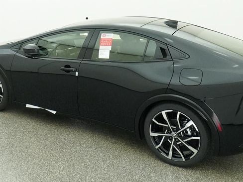 New 2026 Toyota Prius Plug-In Hybrid FWD image 4