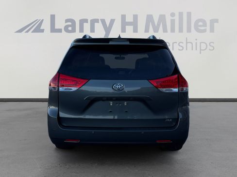 Used 2014 Toyota Sienna XLE w/ XLE Premium Package FWD image 4