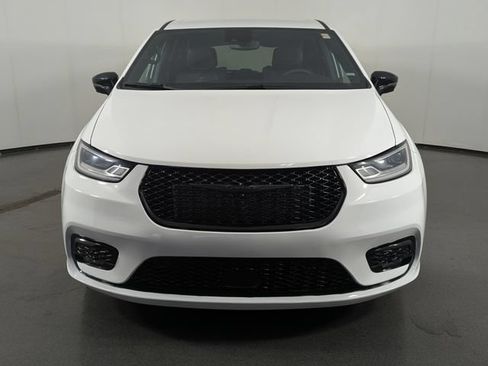 Used 2024 Chrysler Pacifica Limited FWD image 3