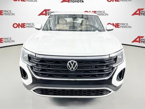Used 2025 Volkswagen Atlas Cross Sport SE FWD image 2