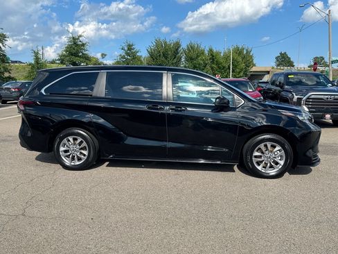 Used 2025 Toyota Sienna LE AWD/4WD image 9