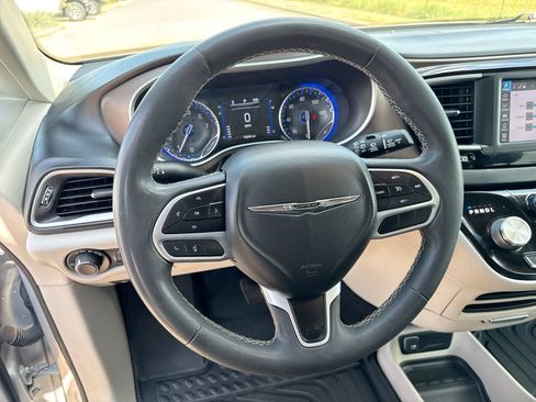 Used 2022 Chrysler Voyager LX FWD image 14