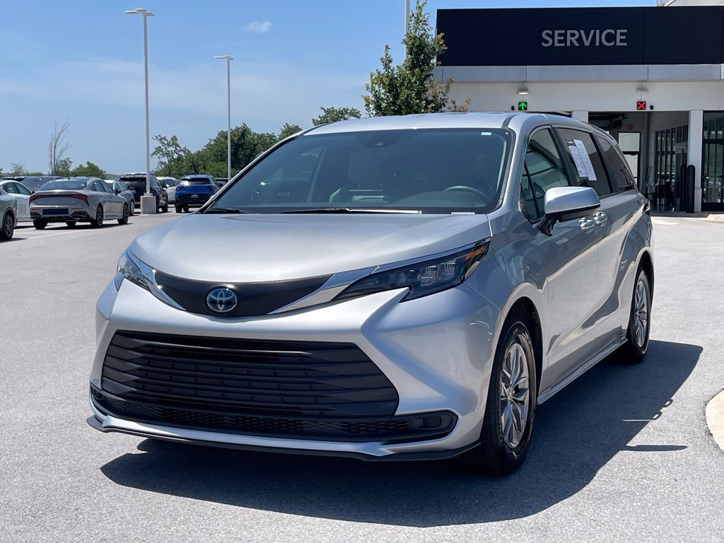 Used 2025 Toyota Sienna LE FWD image 3