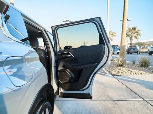 New 2026 Mitsubishi Outlander SE image 14