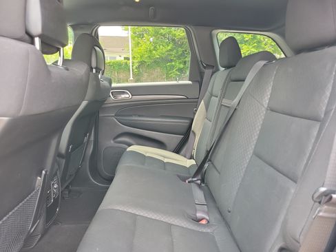 Used 2021 Jeep Grand Cherokee Laredo AWD/4WD image 14